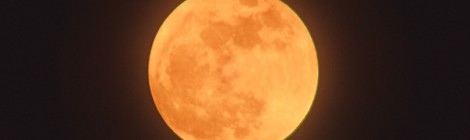 満月を２４００㎜超望遠レンズで撮影
